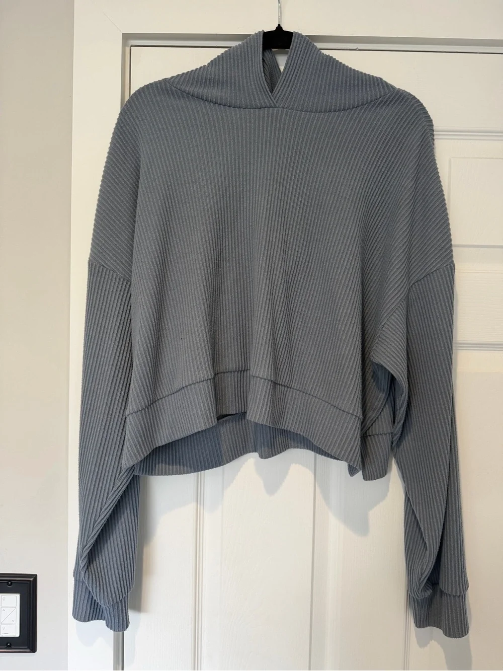 Auth. ✅ ALO Yoga Muse Crop Hoodie in “Steel Blue” Size Large 🩶💙